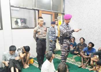 TNI AL AMANKAN SPEED BOAT PEMBAWA IMIGRAN GELAP DI PANTAI SUKABUMI