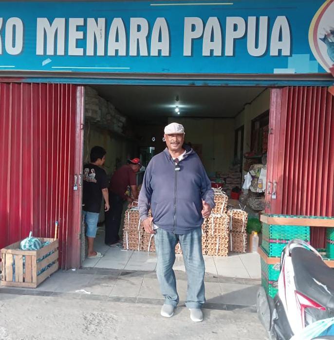 Abdul Makmur Saba, pengusaha ternak ayam petelur dan ayam di kabupaten. Manokwari, Papua Barat//GRW