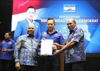 Drs. Dominggus Mandacan dan Mohammad Lakotani Terima SK B1-KWK Partai Demokrat