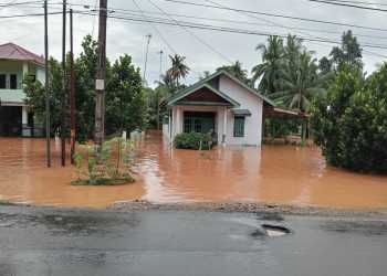 Kondisi rumah warga yang terendam banjir di Kecamatan Sukaraja, Provinsi Bengkulu pada Sabtu (6/7).