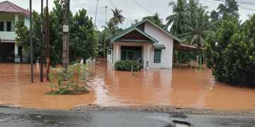 Kondisi rumah warga yang terendam banjir di Kecamatan Sukaraja, Provinsi Bengkulu pada Sabtu (6/7).