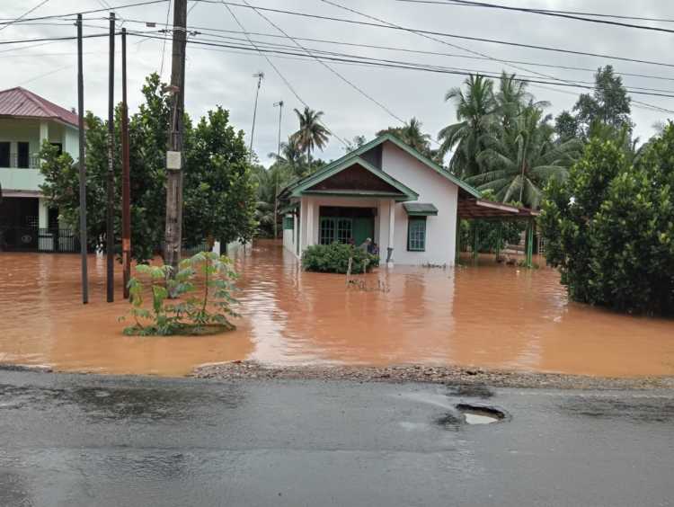 Kondisi rumah warga yang terendam banjir di Kecamatan Sukaraja, Provinsi Bengkulu pada Sabtu (6/7).