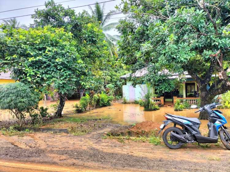 Kondisi rumah warga yang terendam banjir di Kecamatan Sukaraja, Provinsi Bengkulu pada Sabtu (6/7).