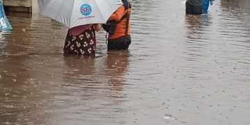 Tim BPBD Kota Tangerang Selatan bersiaga di tengah hujan lebat dan banjir yang mengguyur wilayah setempat, Sabtu (6/7).