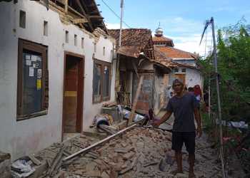 Tim Reaksi Cepat BPBD Kabupaten Batang bersama TNI dan Polri melakukan kaji cepat dampak kerusakan bangunan rumah warga setelah diguncang gempabumi M 4.4 di wilayah Kabupaten Batang, Jawa Tengah, Minggu (7/7).Kerusakan Bangunan