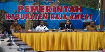 Rapat Koordinasi dan Pemantauan Tindak Lanjut Peralihan Status Pelabuhan Waisai, di Aula Wayag Kantor Bupati Raja Ampat, Papua Barat Daya