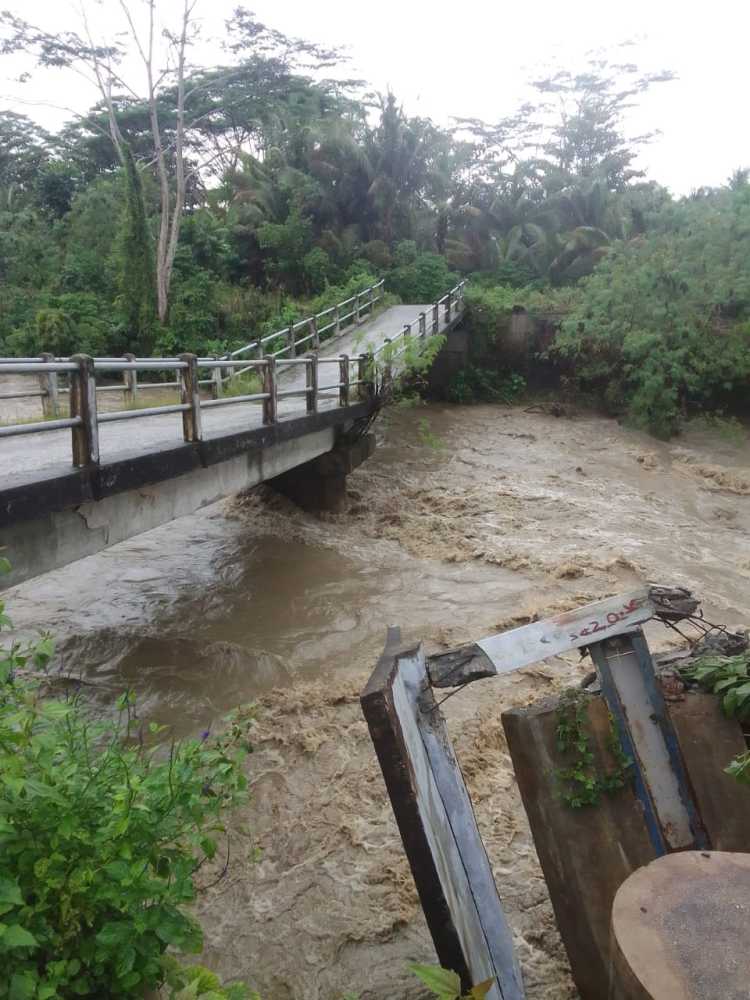 Kondisi jembatan penghubung antar desa yang terdampak  banjir di Kabupaten Seram Bagian Barat, Provinsi Maluku pada Rabu (10/7)