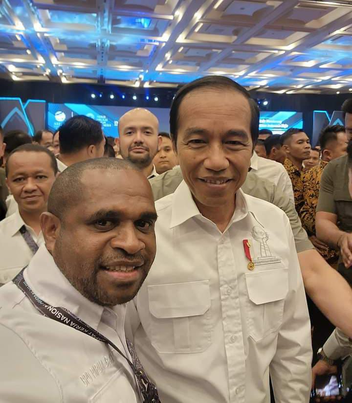 Jefferson Thomas Baru, S.sos, Sekretaris KAPP provinsi Papua Barat bersama Presiden Jokowi