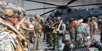PRAJURIT KORPS MARINIR TNI AL DAN US MARINES LATIHAN ASSAULT SUPPORT