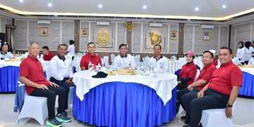 JALIN SINERGITAS, KASAL BERSERTA JAJARANNYA GELAR  OLAHRAGA BERSAMA PEJABAT PT. PERTAMINA DI SARANG PETARUNG MARINIR CILANDAK