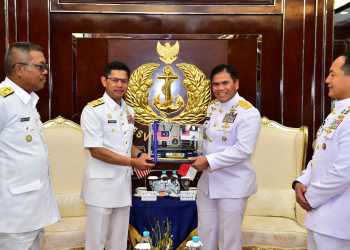 TINGKATKAN KERJASAMA ANTAR ANGKATAN LAUT, KASAL TERIMA COURTESY CALL KASAL MALAYSIA