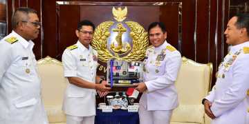 TINGKATKAN KERJASAMA ANTAR ANGKATAN LAUT, KASAL TERIMA COURTESY CALL KASAL MALAYSIA