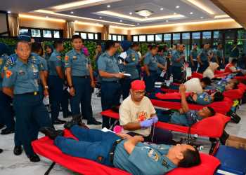 JELANG HUT KE-78 JALASENASTRI TAHUN 2024, PRAJURIT TNI AL IKUTI KEGIATAN DONOR DARAH