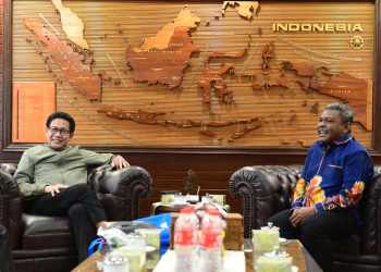 Wakil Ketua MRP provinsi Papua Barat, Maxsi Nelson Ahoren saat bertemu Menteri Desa Pembangunan Daerah Tertinggal dan Transmigrasi (Mendes PDTT), Abdul Halim Iskandar//ISTIMEWA