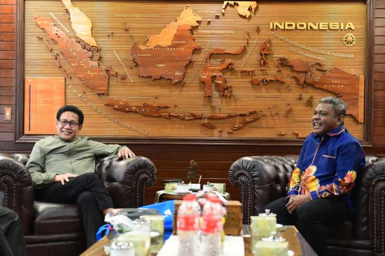 Wakil Ketua MRP provinsi Papua Barat, Maxsi Nelson Ahoren saat bertemu Menteri Desa Pembangunan Daerah Tertinggal dan Transmigrasi (Mendes PDTT), Abdul Halim Iskandar//ISTIMEWA
