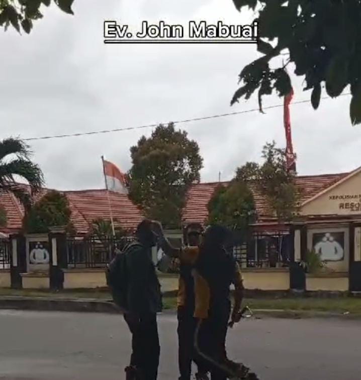 Penganiayaan terhadap seorang warga yang melakukan orasi di depan Mapolres Biak Numfor//ISTIMEWA