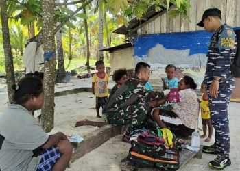 PEDULI KESEHATAN MASYARAKAT PULAU TERLUAR, PRAJURIT TNI AL LAKSANAKAN PATROLI KESEHATAN MASYARAKAT PESISIR PANTAI PAPUA