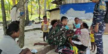 PEDULI KESEHATAN MASYARAKAT PULAU TERLUAR, PRAJURIT TNI AL LAKSANAKAN PATROLI KESEHATAN MASYARAKAT PESISIR PANTAI PAPUA