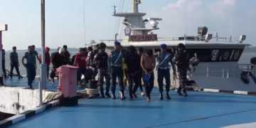 TNI AL BERHASIL AMANKAN 11 PMI NON PROSEDURAL DI PESISIR PANTAI KAKENG