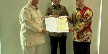 Ketua umum Partai Gerindra Prabowo Subianto Serahkan Rekomendasi kepada Pasangan Ansar Ahmad dan Nyangyang Harris Pratamura di Pilkada Kepri