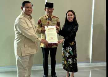 Ketua umum Partai Gerindra Prabowo Subianto Serahkan Rekomendasi kepada Pasangan Amsakar Ahmad berpasangan dengan Li Claudia Nyangyang di Pilkada Walikota Batam