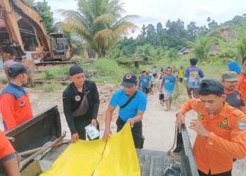 BPBD Kabupaten Padang Pariaman, Sumatera Barat bersama tim SAR gabungan melakukan evakuasi warga yang tertimbun material longsor pada Jumat (16/8).
