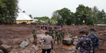 Gerak Cepat TNI AL & Tim Gabungan Berhasil Evakuasi Korban Banjir Bandang di Ternate