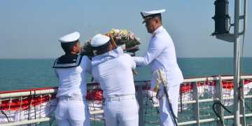 Hormati Para Pahlawan, TNI AL Gelar Tabur Bunga di Perairan Teluk Cirebon