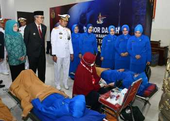 Meriahkan HUTnya Ke-79, TNI AL Gelar Bakti Sosial dengan Masyarakat Pesisir Cirebon