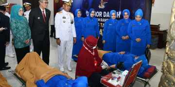 Meriahkan HUTnya Ke-79, TNI AL Gelar Bakti Sosial dengan Masyarakat Pesisir Cirebon