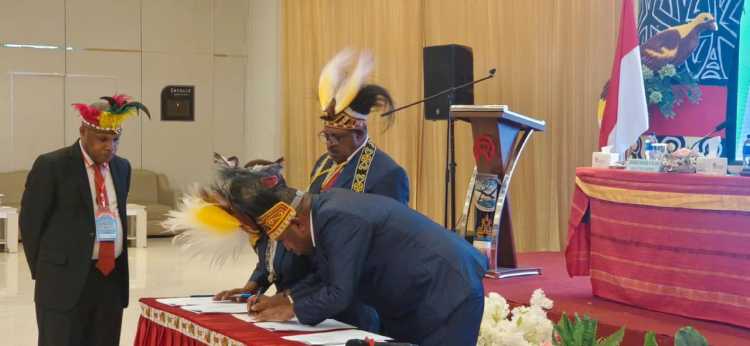 MRP provinsi Papua Barat Daya saat penandatangan berita acara pemberian pertimbangan dan persetujuan Bacagub dan Bacawagub 2024-2029//ISTIMEWA