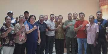 Bacabup Maxsi Nelson Ahoren bersama KPU, Bawaslu Manokwari Selatan dan Kepala Sekolah SMA YPK Oikoumene beserta alumni dan para guru//GRW