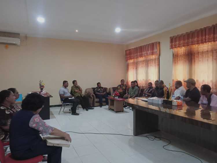 Bacabup Maxsi Nelson Ahoren bersama KPU, Bawaslu Manokwari Selatan dan Kepala Sekolah SMA YPK Oikoumene beserta alumni dan para guru//GRW