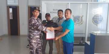 Penyerahan Kapal TB.L.Maritim/Bg Surya Mas Hasil Pemeriksaan Dari Lanal Kendari Ke KSOP Kelas II Kendari