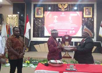 MRPB Serahkan Hasil Verifikasi Dominggus Mandacan dan Mohammad Lakotani ke KPU