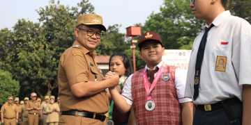 Pj Wali Kota Bekasi Gelar Apel Pagi Mengapresiasi Para Penerima Penghargaan & Pelepasan ASN yang Pensiun Oktober 2024