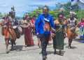 Rektor Dr. Hugo Warami Disambut Tarian Adat di Universitas Negeri Papua
