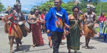 Rektor Dr. Hugo Warami Disambut Tarian Adat di Universitas Negeri Papua