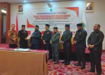Pj Sekda Papua Barat, Jacob Fonataba menyerahkan Materi Raperda APBD-P 2024 kepada Ketua DPR Papua Barat, Orgenes Wonggor//ISTIMEWA