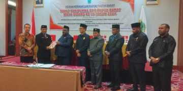 Pj Sekda Papua Barat, Jacob Fonataba menyerahkan Materi Raperda APBD-P 2024 kepada Ketua DPR Papua Barat, Orgenes Wonggor//ISTIMEWA