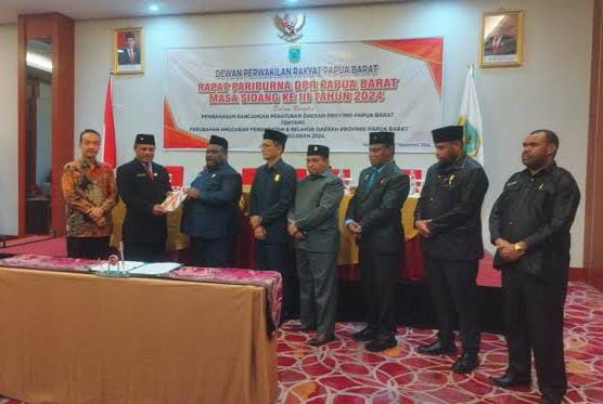 Pj Sekda Papua Barat, Jacob Fonataba menyerahkan Materi Raperda APBD-P 2024 kepada Ketua DPR Papua Barat, Orgenes Wonggor//ISTIMEWA
