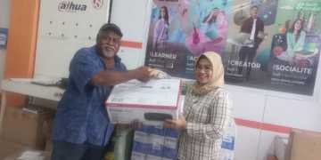 Kadin Papua Barat Serahkan Bantuan untuk Pengusaha Anak Asli Papua