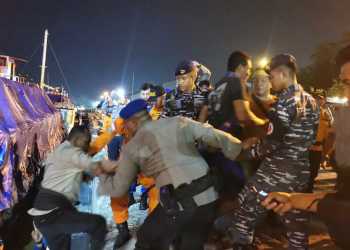 TNI AL & Tim SAR Gabungan Berhasil Evakuasi Belasan ABK KM. Sabar Subur yang Tenggelam di Perairan Karimun Jawa