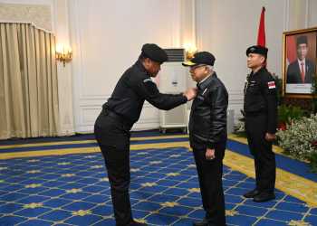 Terima Penghargaan Detik-detik Akhir Masa Jabatan, Wakil Presiden RI Terima Brevet Kehormatan Hiu Kencana TNI AL