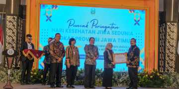 Ketua KPID Jatim Immanuel Yosua Tjiptosoewarno Terima Penghargaan dari  Pemprov Jatim