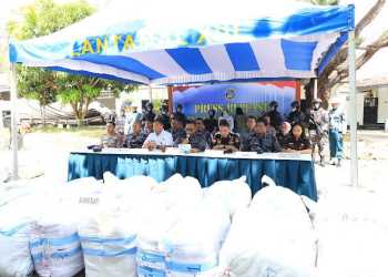 Prajurit TNI AL Berhasil Gagalkan Penyelundupan 64 Karung Ballpres Ilegal di Perairan Muara Selor, Kalimantan Utara