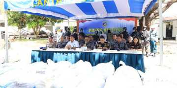 Prajurit TNI AL Berhasil Gagalkan Penyelundupan 64 Karung Ballpres Ilegal di Perairan Muara Selor, Kalimantan Utara