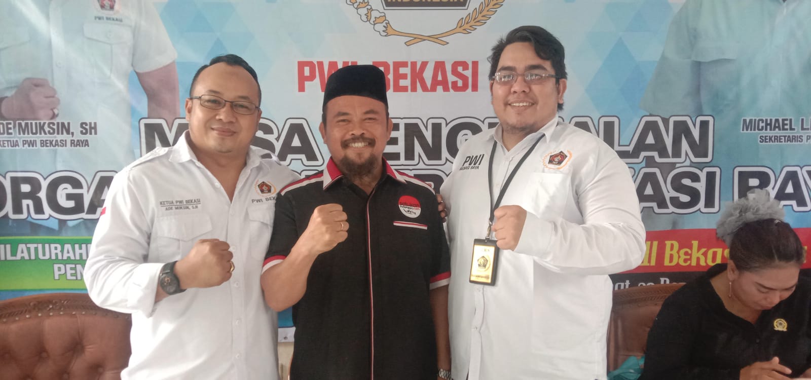 Ketua PWI Bekasi Raya Ade Muksin(Kiri), Peserta MPO dari SatukanIndonesia.Com Maruli Tua Silaban(Tengah), Sekretaris PWI Bekasi Raya Michael L.L. Lengkong(Kanan) 