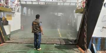 TNI AL BERHASIL BANTU PROSES PEMADAMAN DAN EVAKUASI KMP. MULIA NUSANTARA YANG TERBAKAR DI PERAIRAN PULAU KASAM, BATAM