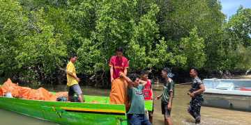 PRAJURIT TNI AL GAGALKAN PELAKU “ILLEGAL SMUGGLING” DI KUPANG